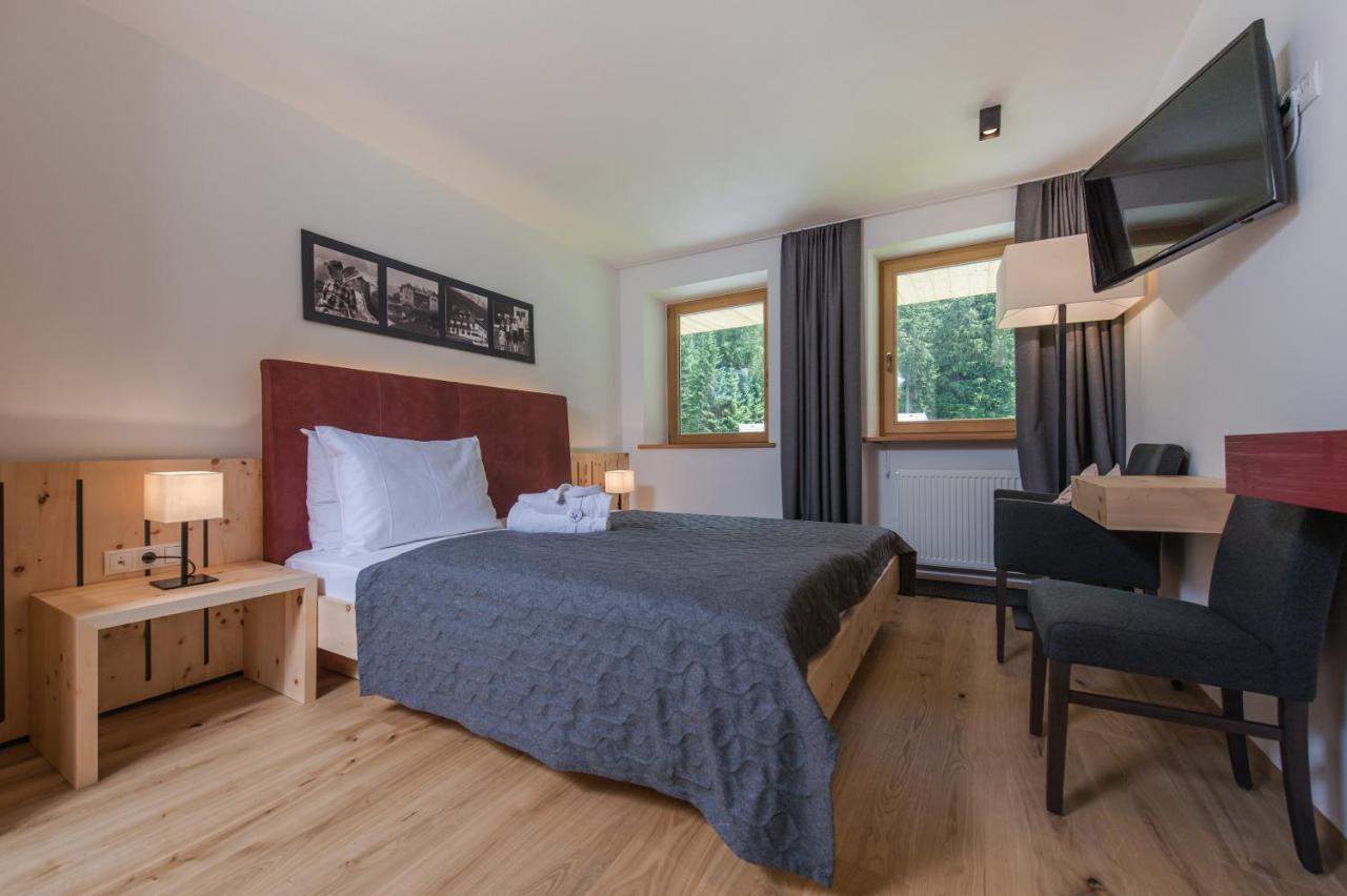 Hotel Dolomitenhof & Chalet Alte Post Sexten Room photo