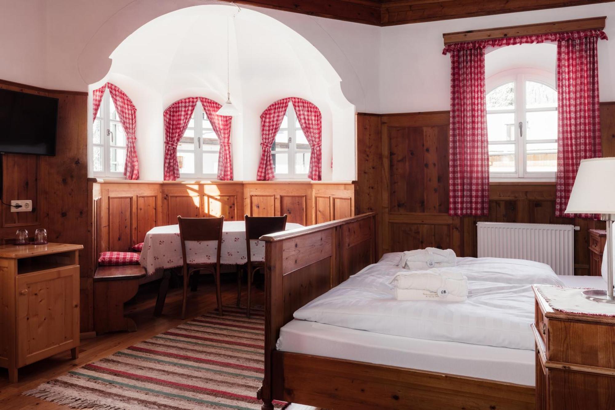 Hotel Dolomitenhof & Chalet Alte Post Sexten Exterior photo