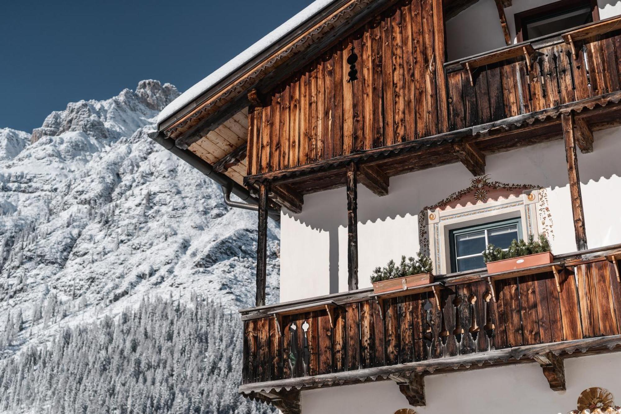 Hotel Dolomitenhof & Chalet Alte Post Sexten Exterior photo